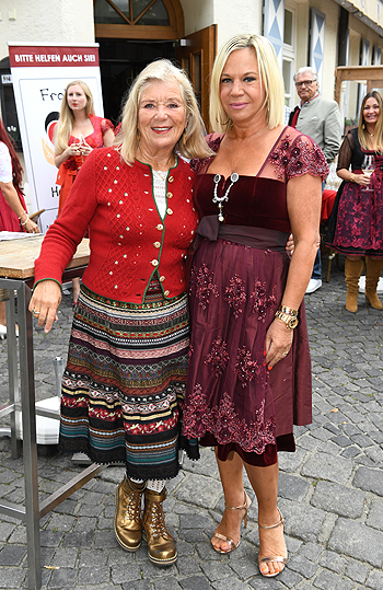 Jutta Speidel (Schauspielerin), Birgit Fischer-Höper (Veranstalterin und PR-Managerin) bei der "Red Wiesn" im Hochreiters Steirer am Markt  Fotos:  Wolfgang Breitereicher